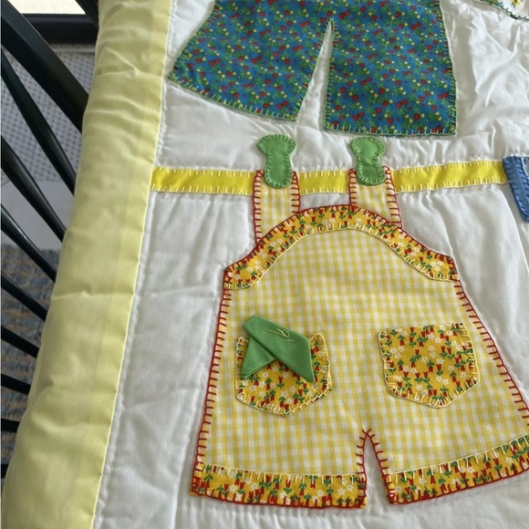 Hanging Laundry Floral Appliqué Embroidery Baby Boy Girl Quilt Vintage 80s